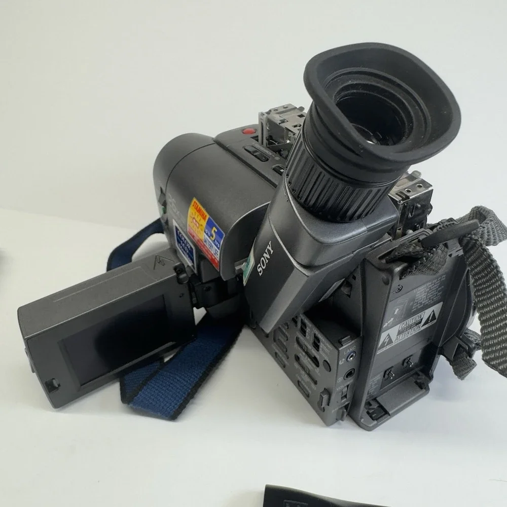 Sony CCD-TRV22 Handycam Video8 8mm Camcorder For Parts or Repair Vintage